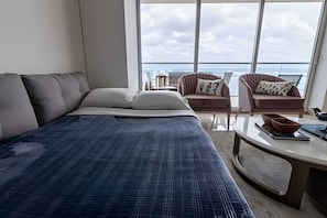 A modern bedroom with a large bed, two sofas, and a coffee table. - H2 Luxury 1 Bd Apt, 23rd Floor W/House Help (Cartagena)