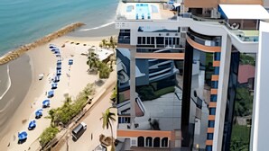 Ein Küstenhotel mit Strandblick, moderner Architektur und einem Poolbereich.