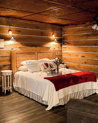 Red Bud Cabin - a beautiful, rustic log cabin