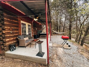 Terrace/patio - Red Bud Cabin - a beautiful, rustic log cabin (Marietta)