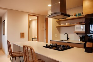 Fridge, microwave, coffee/tea maker, cookware/dishes/utensils - Relaxing New Apt w/ Balcony in Getsemani! (Cartagena)