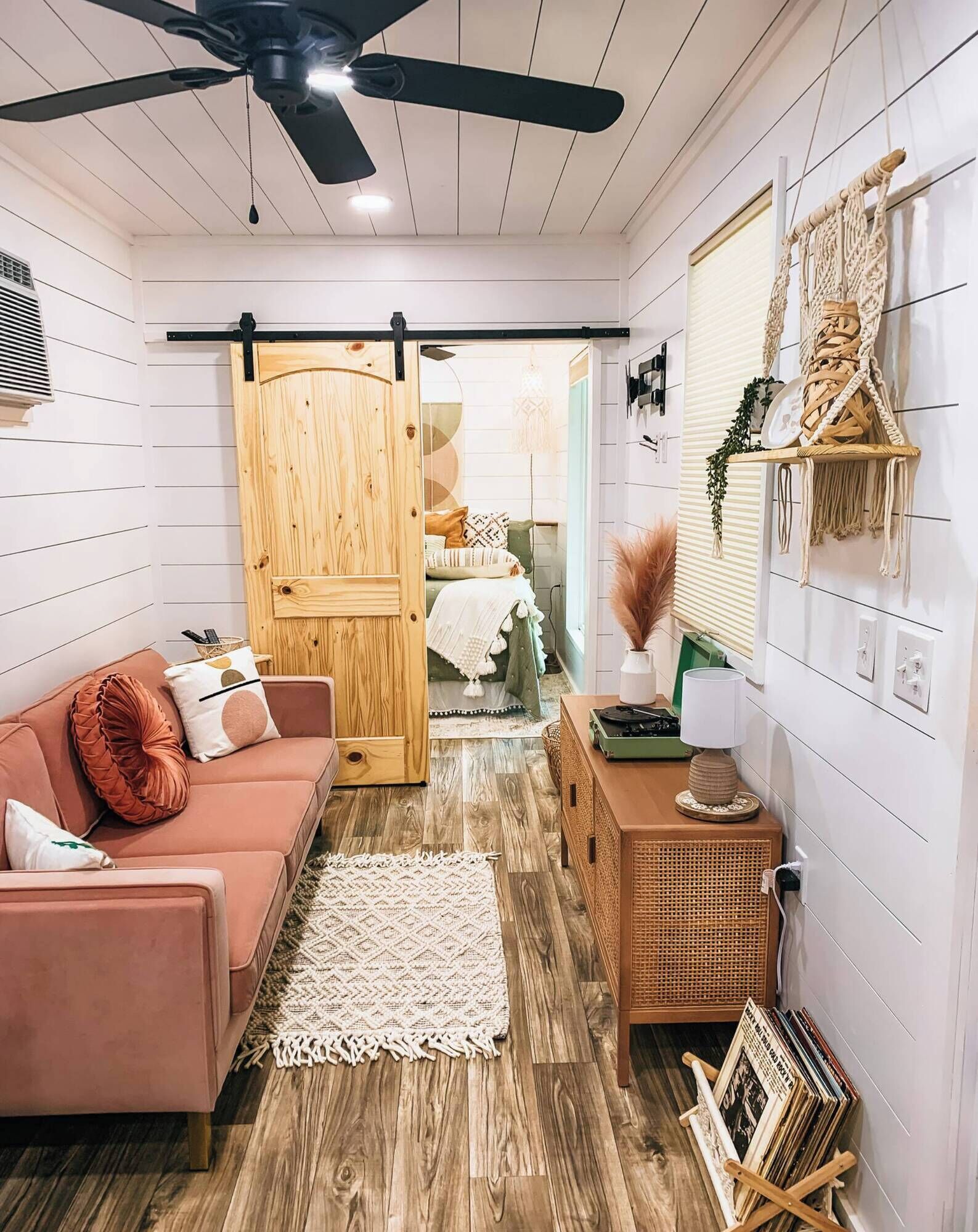 暖炉、DVD プレーヤー