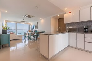 Fridge, cookware/dishes/utensils - Luxurious 2-bedroom apartment on the 30th floor (Cartagena)