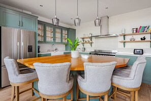 Kylskåp, mikrovågsugn, ugn och spishäll