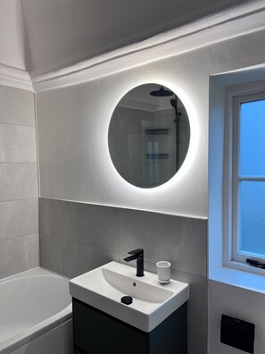 Bathroom - Stylish Stay at the Old Grammar School- Family and Pet Friendly (Kibworth)