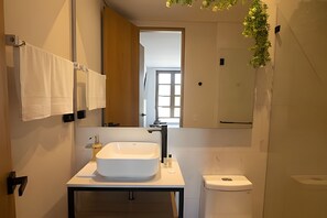 A modern bathroom with a white sink, a mirror, and a toilet. - Spectacular view of San Felipe Castle! (Cartagena)