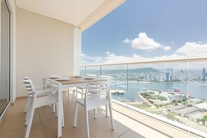 Outdoor dining - Spectacular Bay View! 26th Floor H2 Hyatt (Cartagena)