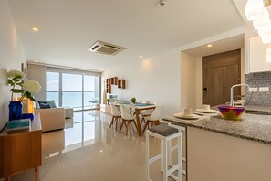 A modern kitchen with a dining area, large windows, and a view of the sea. - Apartment Aqua 805 - Morros City (Cartagena)