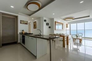 Fridge, microwave, coffee/tea maker, cookware/dishes/utensils - Luxurious 3 Bedroom apt - 3303 Palmetto Beach (Cartagena)
