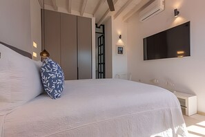 2 habitaciones, tabla de planchar con plancha y ropa de cama 