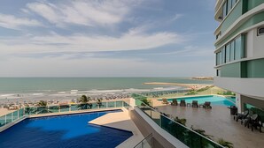 A rooftop pool with a view of the beach and ocean. - Spectacular Ocean View - Ed. Infinito 2302 (Cartagena)