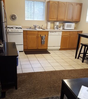 Appartement, 2 slaapkamers, keuken | Privékeuken | Een magnetron