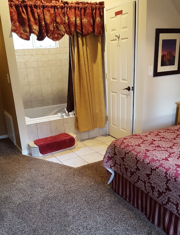 Tweepersoonskamer, 1 queensize bed, uitzicht op bergen | Verduisterende gordijnen, een strijkplank/strijkijzer, gratis wifi