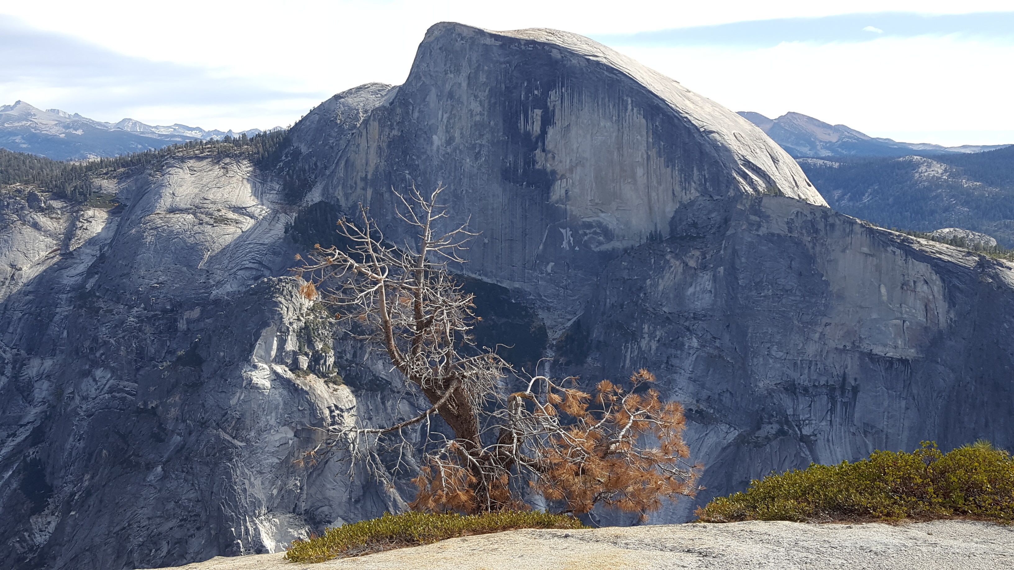 Un paysage montagneux caractérisé par une formation rocheuse remarquable.
