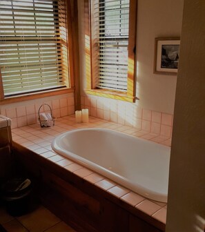 Double Room, 1 King Bed, Balcony | Bathroom | Free toiletries, hair dryer, towels, soap - Nature's Inn B&B (Ahwahnee)