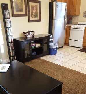 Apartment, 2 Bedrooms, Kitchen | Private kitchen | Microwave