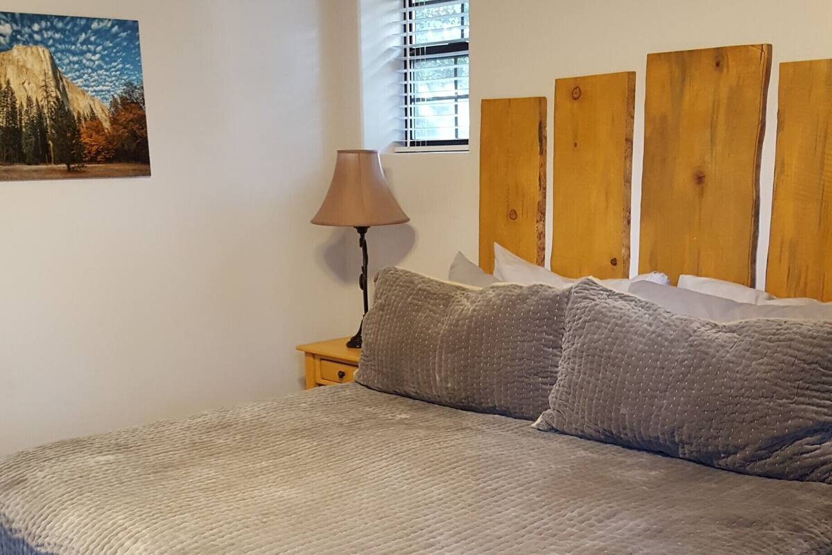 Tweepersoonskamer, 1 kingsize bed, uitzicht op tuin | Verduisterende gordijnen, een strijkplank/strijkijzer, gratis wifi