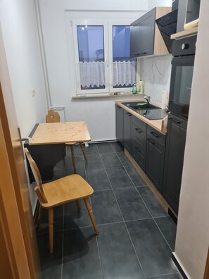 Four à micro-ondes, un four, surface de cuisson, lave-vaisselle