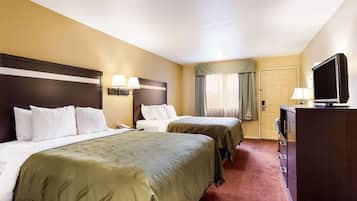 Quarto casal básico, 2 camas Queen, para não fumantes | Escrivaninha, Wi-Fi de cortesia