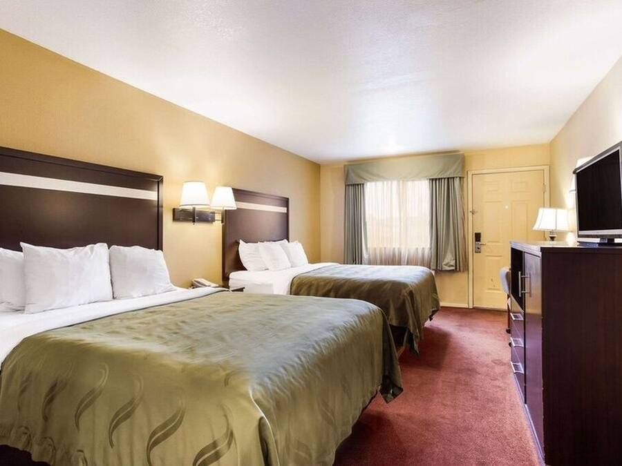 Kamar Double Basic, 2 Tempat Tidur Queen, Bebas Asap Rokok | Meja kerja dan Wi-Fi gratis
