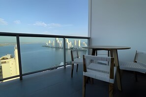 Outdoor dining - Infinitum Spectacular 23rd floor 1 BR Condo (Cartagena)
