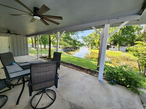 Outdoor dining - Renovated Lakefront Home with Covered Porch, Pool & Playground (Hot Springs)