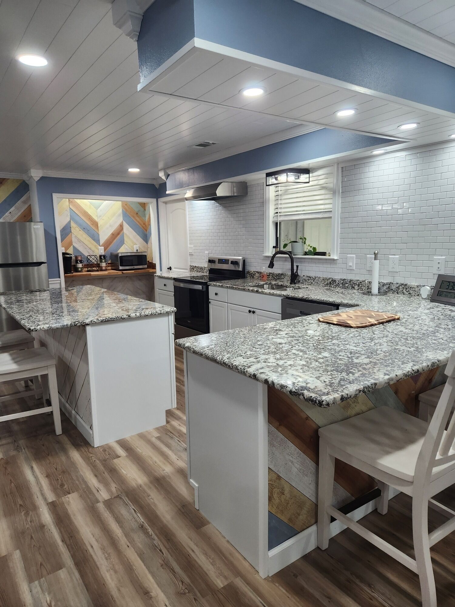 Mikroaaltouuni, liesi, astianpesukone, kahvin-/teenkeitin