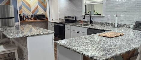 Microondas, placa de cocina, lavavajillas, cafetera/tetera