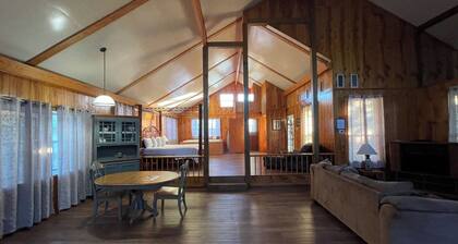 Couples Retreat with King Canopy Bed, Jacuzzi for Two, Fireplace & Pond-View Porch