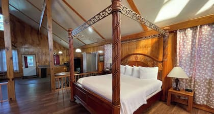Couples Retreat with King Canopy Bed, Jacuzzi for Two, Fireplace & Pond-View Porch