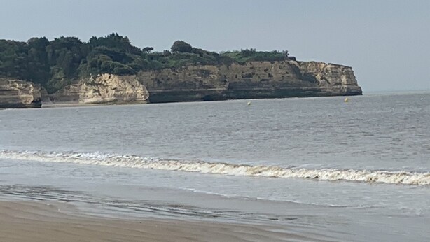 A beach with a rocky cliff in the background. - Mobile home 200 m from the beach in a friendly, wooded 3* campsite. (Saint-Georges-de-Didonne)