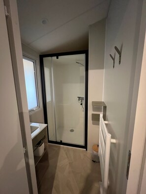Shower, jetted bath, hair dryer - Mobile home 200 m from the beach in a friendly, wooded 3* campsite. (Saint-Georges-de-Didonne)