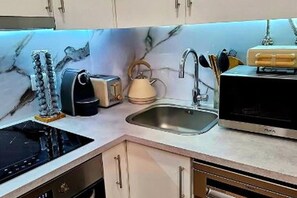 Fridge, microwave, oven, stovetop - Cabedelo Studio Residence (Viana do Castelo)