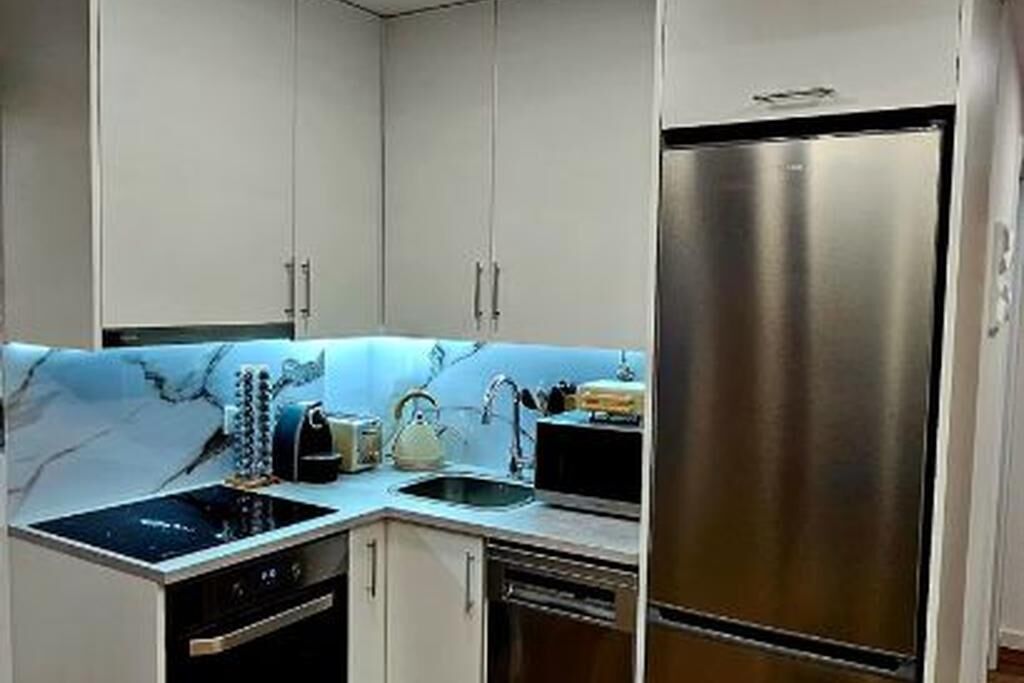 Kylskåp, mikrovågsugn, ugn och spishäll