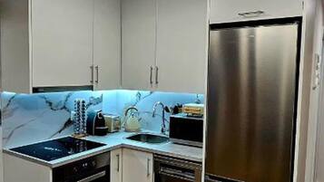 KylskÄp, mikrovÄgsugn, ugn och spishÀll