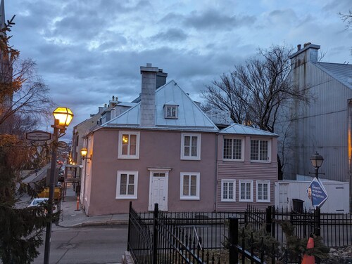 Fantastic 5-bedrooms historical house in quaint Vieux-Québec for your getaway
