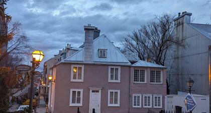 Fantastic 5-bedrooms historical house in quaint Vieux-Québec for your getaway
