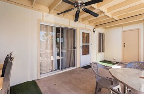 Outdoor dining - Downtown Laughlin, Steps to the Casinos & River, Pet Friendly Monthly rental (Laughlin)