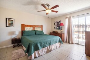 مكواة/لوح كي وخدمة الإنترنت وملاءات أسرّة