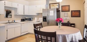 Dining - Downtown Laughlin, Steps to the Casinos & River, Pet Friendly Monthly rental (Laughlin)