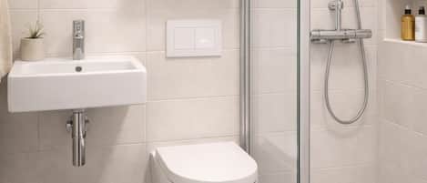 Serviettes fournies, savon, shampooing, papier de toilette