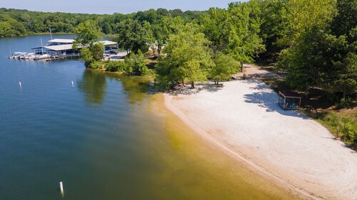 Perfect 2-bedroom located in Missing Hill Resort on Kentucky Lake in New Concord