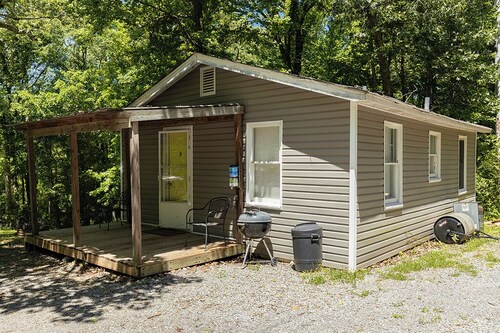 Perfect 2-bedroom located in Missing Hill Resort on Kentucky Lake in New Concord
