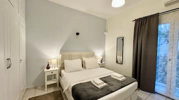Tabla de planchar con plancha, wifi y ropa de cama