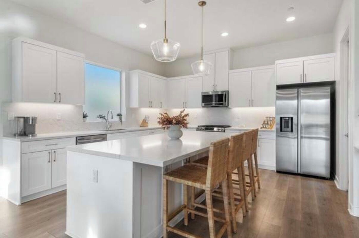 Jääkaappi, mikroaaltouuni, uuni, liesi