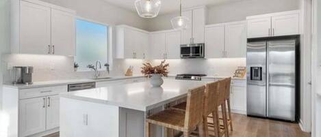 Jääkaappi, mikroaaltouuni, uuni, liesi