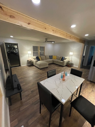 Freshly Updated Remodel-Located In the heart of Mammoth Spring.. ready for you!