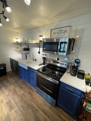 Private kitchen - Freshly Updated Remodel-Located In the heart of Mammoth Spring.. ready for you! (mammoth spring)