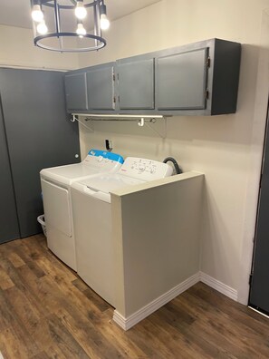 Interior - Cozy 2-bedroom house in peaceful Mammoth Spring with AC (mammoth spring)