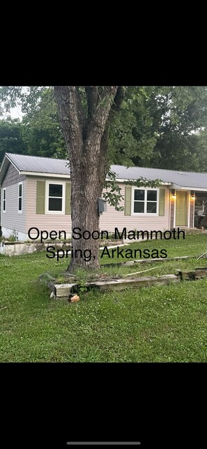 Exterior - Cozy 2-bedroom house in peaceful Mammoth Spring with AC (mammoth spring)